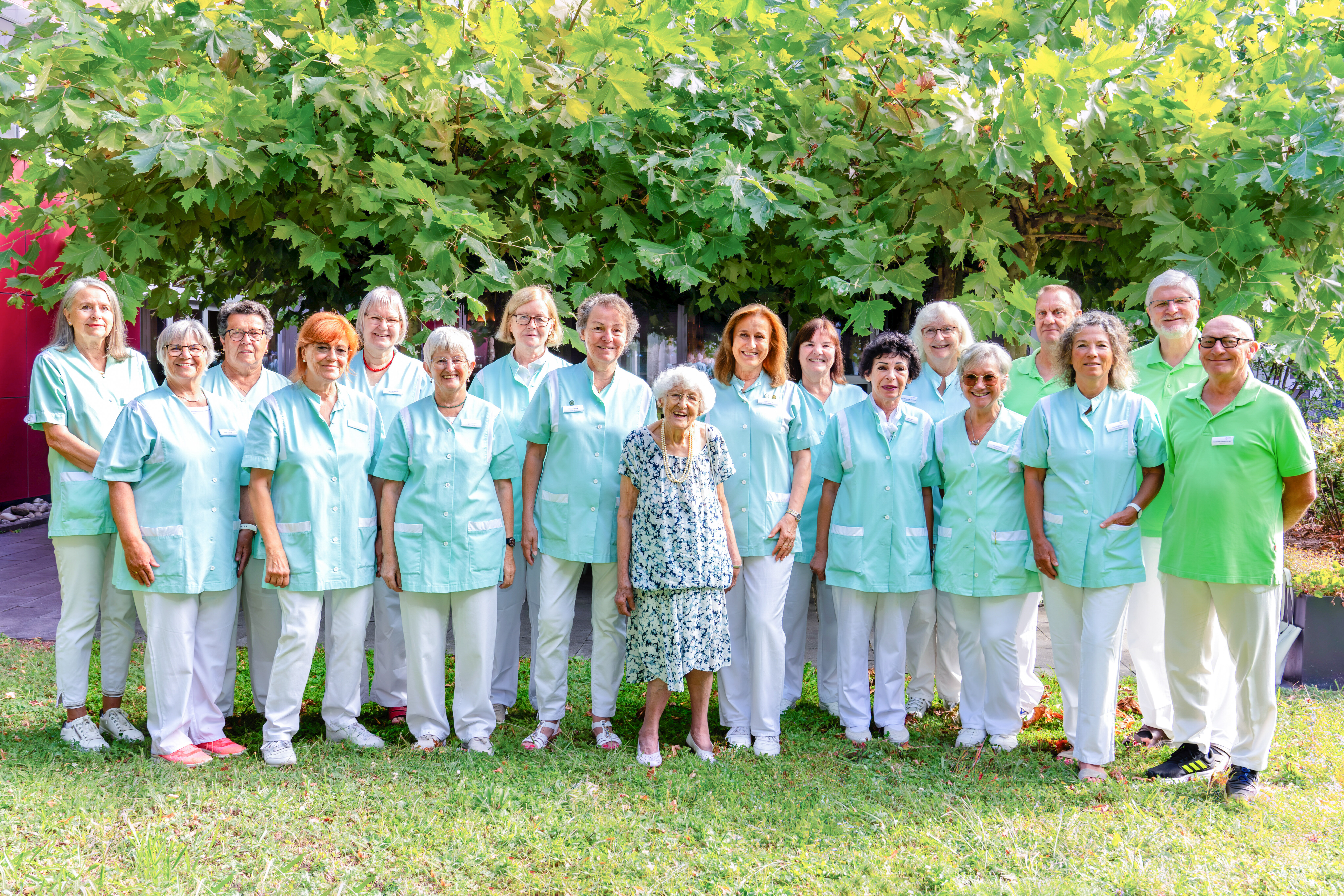 Gruppenfoto der Grünen Damen und Herren im Ev. Diakoniekrankenhaus 