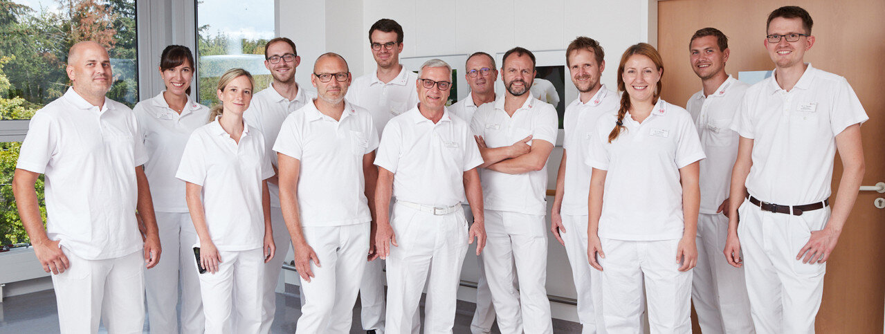 Alle helfenden Hände der medizinischen Klinik in einem Gruppenfoto.