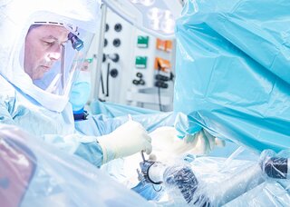 Ein Arzt der Unfallchirurgie im OP bei der Arbeit.